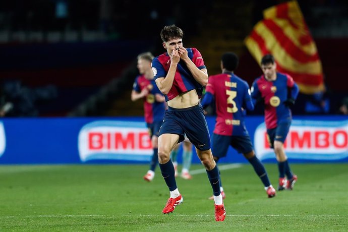 Pau Cubarsi, do FC Barcelona, comemora um gol durante a semifinal da Copa do Rei da Espanha, partida de futebol disputada entre o FC Barcelona e o Atlético de Madri no Estadi Olimpic Lluis Companys em 25 de fevereiro de 2025 em Barcelona, Espanha.