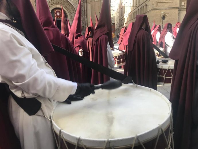 Archivo - Ua maza golpea un bombo en primer plano