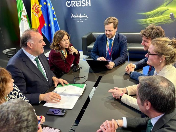 El consejero de Turismo y Andalucía Exterior, Arturo Bernal, en un encuentro con responsables de la aerolínea alemana Eurowings.