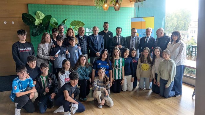 Guilherme Fernandes, y el alumnado del IES Fernando de Herrera, dentro de la quinta temporada del proyecto 'Cuento con mi equipo'