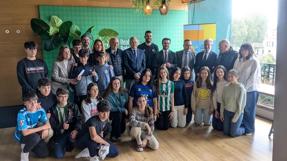 Guilherme Fernandes, y el alumnado del IES Fernando de Herrera, dentro de la quinta temporada del proyecto 'Cuento con mi equipo'
