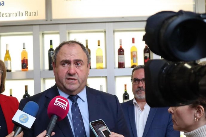 El consejero de Agricultura, Ganadería y Desarrollo Rural, Julián Martínez Lizán, en la Conferencia Santander Agro 'Jornada PAC 2025 y situación de los mercados' celebrada en Tomelloso.