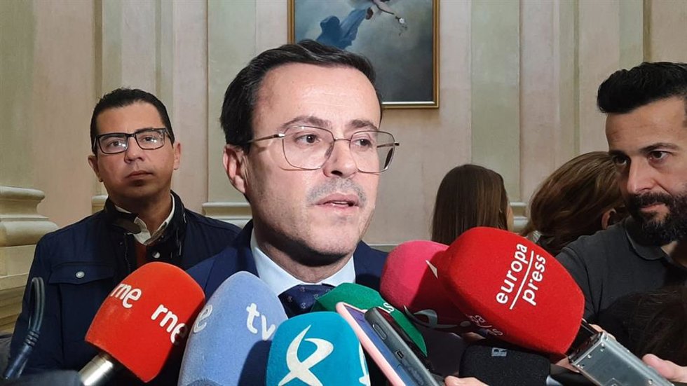 Archivo - El presidente de la Diputación de Badajoz, Miguel Ángel Gallardo, atiende a los medios en Badajoz