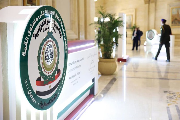 Logo de la Liga Árabe en Egipto, donde se celebra una cumbre extraordinaria del grupo para abordar la situaicón en la Franja de Gaza