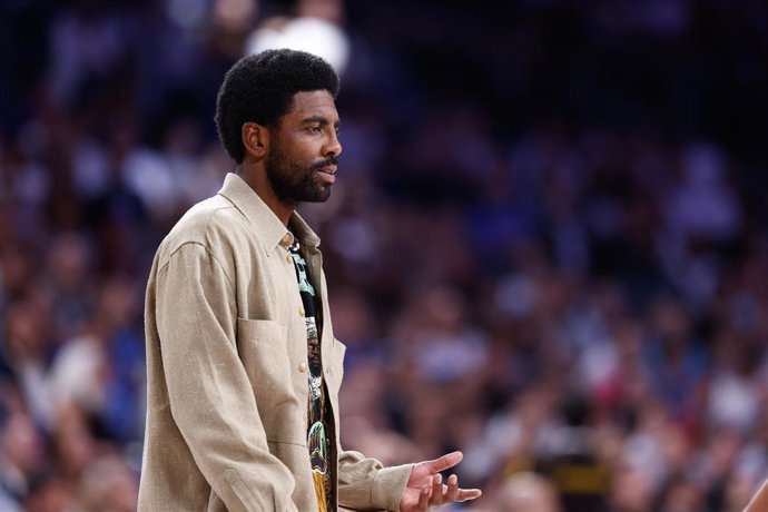 Archivo - Kyrie Irving of Dallas Mavericks looks on during the basketball friendly match played between Real Madrid and Dallas Mavericks at Wizink Center pavilion on October 10, 2023, in Madrid, Spain.