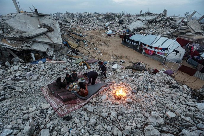 3 de março de 2025, ?Beit Lahia, Faixa de Gaza, Território Palestino: O palestino Karam Abu Haloub e sua esposa Faten preparam comida para o iftar durante o terceiro dia do mês sagrado do Ramadã em uma tenda que montaram nas ruínas de sua casa destruída e