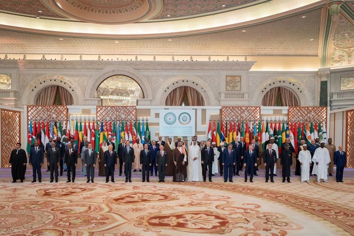 Archivo - 11 November 2024, Saudi Arabia, Riyadh: Saudi Crown Prince Mohammed bin Salman Al Saud poses with leaders for a group photo of Extraordinary Summit of the Organization of Islamic Cooperation (OIC) and the Arab League in Riyadh. Photo: -/petra/dp