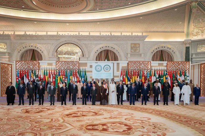 Archivo - Arquivo - 11 de novembro de 2024, Arábia Saudita, Riad: O príncipe herdeiro saudita Mohammed bin Salman Al Saud posa com líderes para uma foto de grupo da Cúpula Extraordinária da Organização de Cooperação Islâmica (OIC) e da Liga Árabe em Riad.