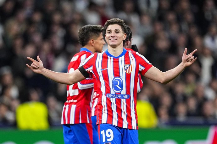 Julian Alvarez, do Atlético de Madrid, comemora um gol durante a partida de ida das oitavas de final da Liga dos Campeões da UEFA 2024/25 entre Real Madrid CF e Atlético de Madrid, no estádio Santiago Bernabeu, em 4 de março de 2025, em Madri, Espanha.
