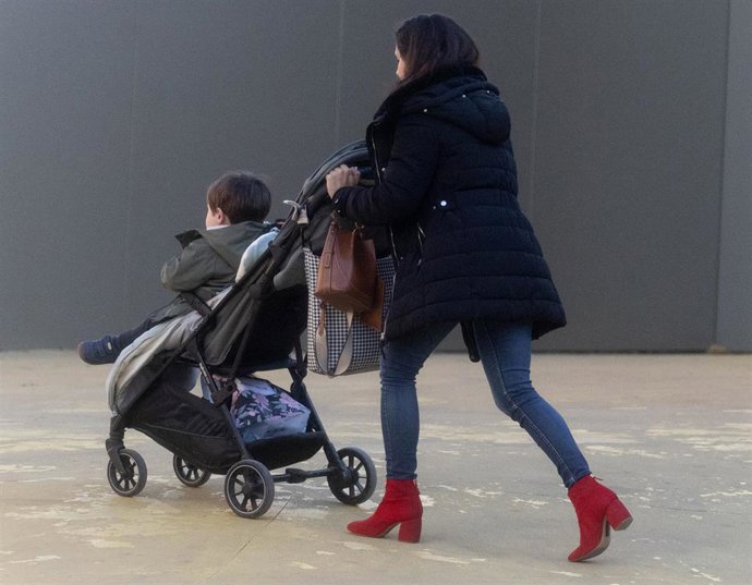 Archivo - Una mujer con un carrito de bebé.