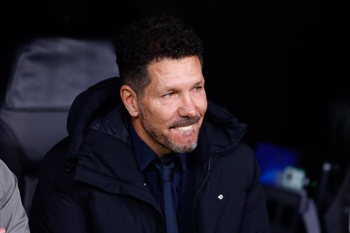 Diego Pablo Simeone, técnico do Atlético de Madri, observa durante a partida de ida das oitavas de final da Liga dos Campeões da UEFA 2024/25 entre Real Madrid CF e Atlético de Madri, no estádio Santiago Bernabeu, em 4 de março de 2025, em Madri, Espanha.