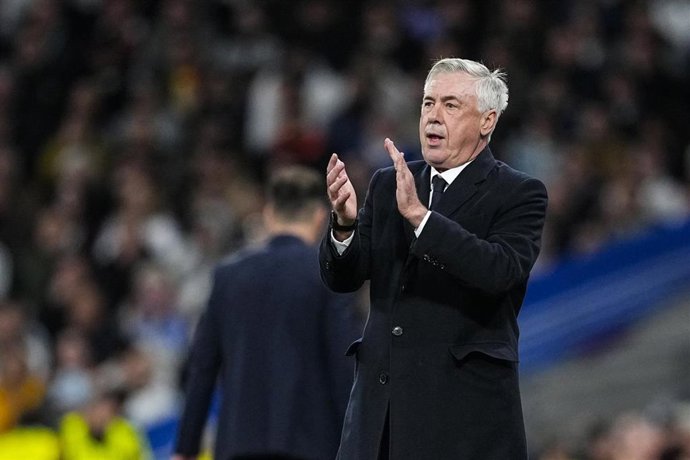El entrenador del Real Madrid, Carlo Ancelotti, ante el Atlético de Madrid.