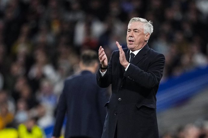 Carlos Ancelotti, técnico do Real Madrid, gesticula durante a partida de ida das oitavas de final da Liga dos Campeões da UEFA 2024/25 entre Real Madrid CF e Atlético de Madrid, no estádio Santiago Bernabeu, em 4 de março de 2025, em Madri, Espanha.