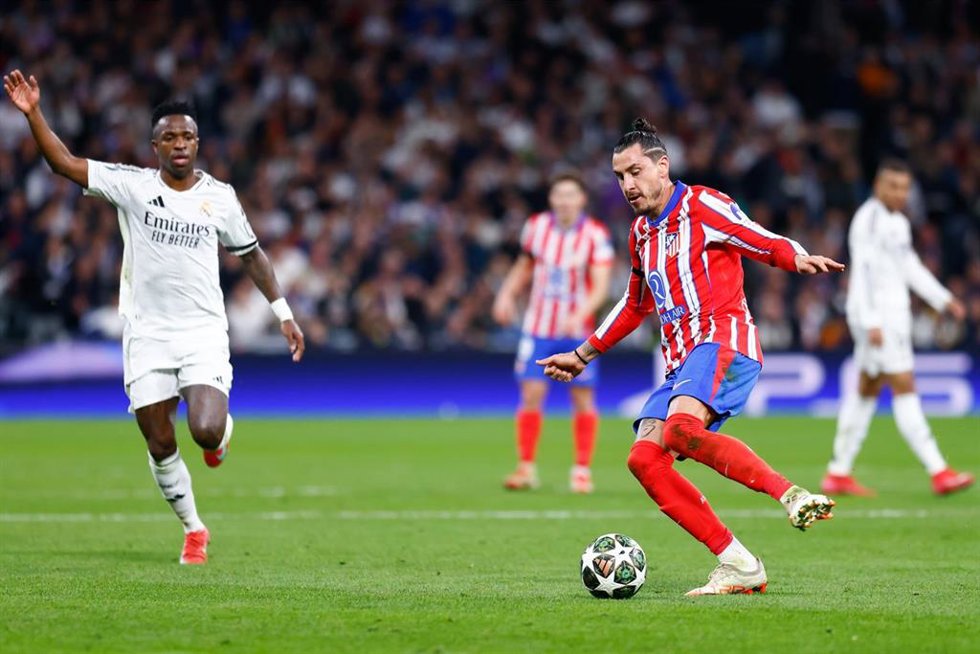 El defensa uruguayo del Atlético de Madrid, José María Giménez, controla el balón ante el delantero brasileño del Real Madrid, Vinícius Jr., en la ida de los octavos de final de la Liga de Campeones.