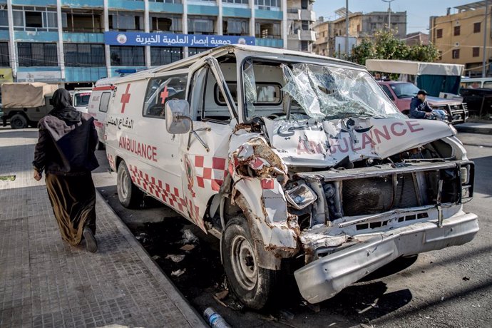 Archivo - December 3, 2024, Saida, Lebanon: The remains of an ambulance seen in Saida, southern Lebanon, following a ceasefire between Hezbollah and Israel. More than one million people were displaced because of the Israeli assault on Lebanon, meaning man