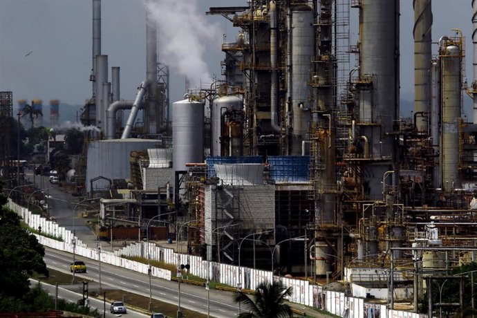 Archivo - Vista de una refinería en Venezuela