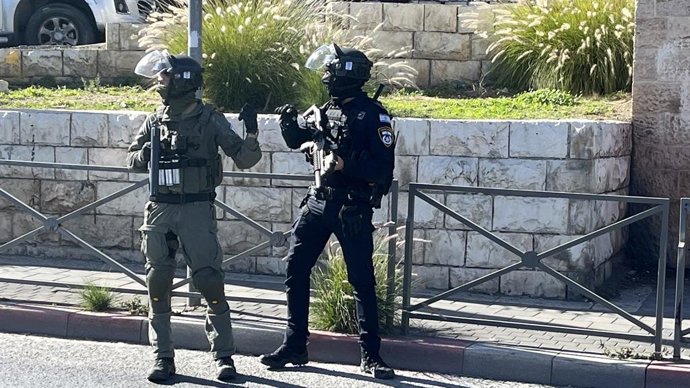 Archivo - December 22, 2023, Jerusalem, israel: (INT) Israeli soldiers prevent Muslim worshipers from entering Al Aqsa Mosque in Jerusalem. December 22, 2023, Jerusalem, Israel: The Israeli soldiers continued to prevent Muslim worshipers from entering Al 