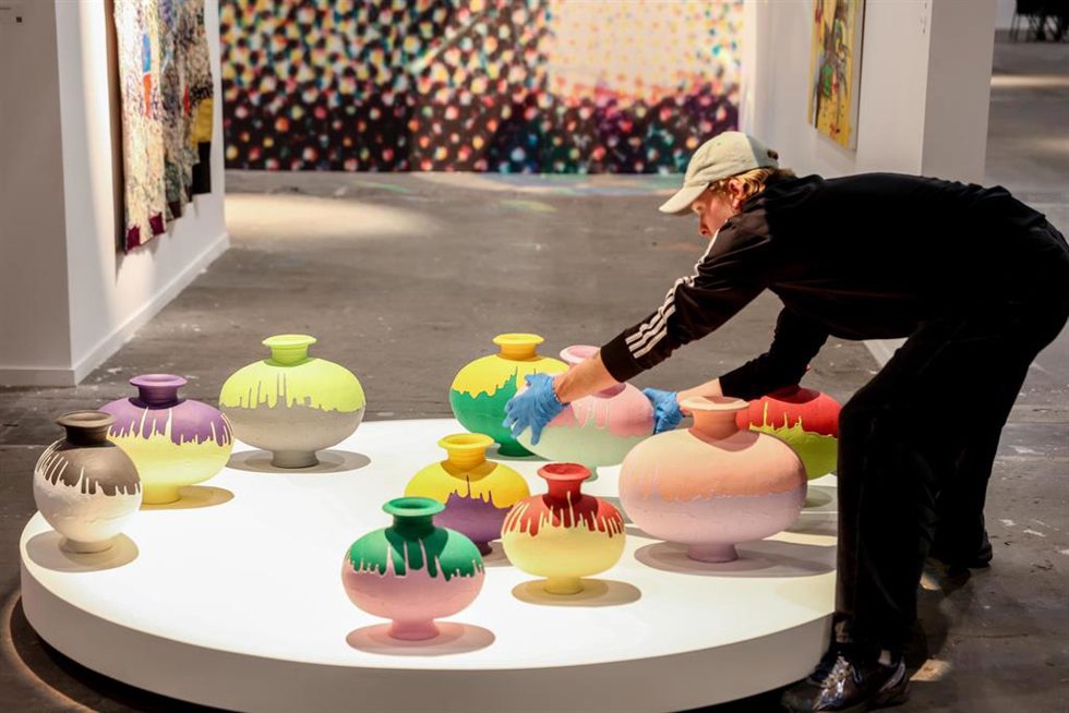 Archivo - Una persona coloca un jarrón dentro de una galería un día antes de la inauguración de ARCO 2023, en Feria de Madrid IFEMA de Madrid, a 21 de febrero de 2023, en Madrid (España). ARCO es la Feria Internacional de Arte Contemporáneo de España, u