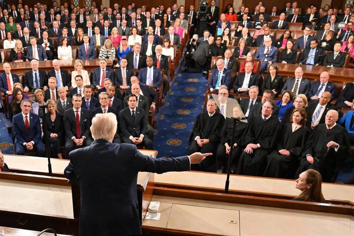 4 de março de 2025, Washington, Casa Branca, EUA: O presidente dos EUA, Donald Trump, gesticula enquanto fala durante um discurso em uma sessão conjunta do Congresso no Capitólio dos EUA em Washington, DC, em 4 de março de 2025