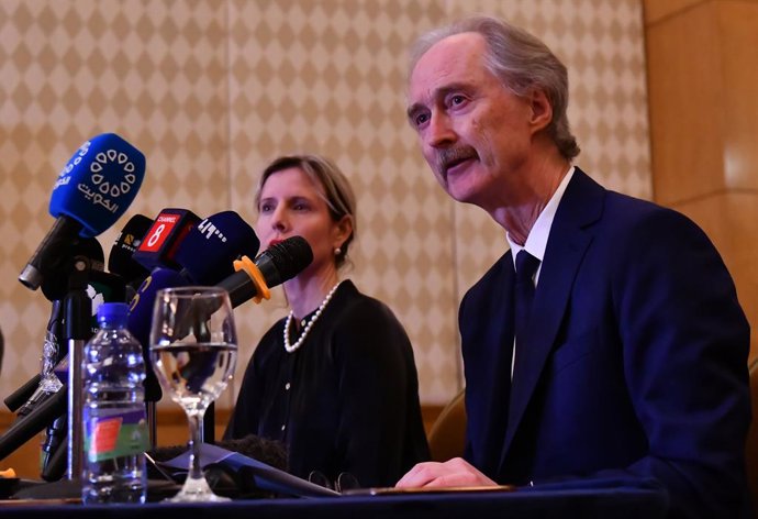 Archivo - DAMASCUS, Jan. 22, 2025  -- Geir Pedersen (R), the United Nations special envoy to Syria, addresses a press conference in Damascus, Syria, on Jan. 22, 2025. Pedersen on Wednesday enumerated seven obstacles confronting Syria's new leadership, ran