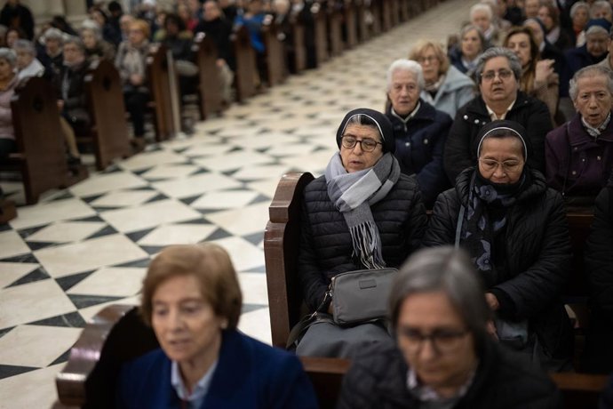 El Feligreses rezando durante una oración por el Papa Francisco en la Catedral de la Almudena, a 27 de febrero de 2025, en Madrid (España). La Archidiócesis de Madrid ha organizado un encuentro con todos los fieles, parroquias, vida consagrada, movimiento