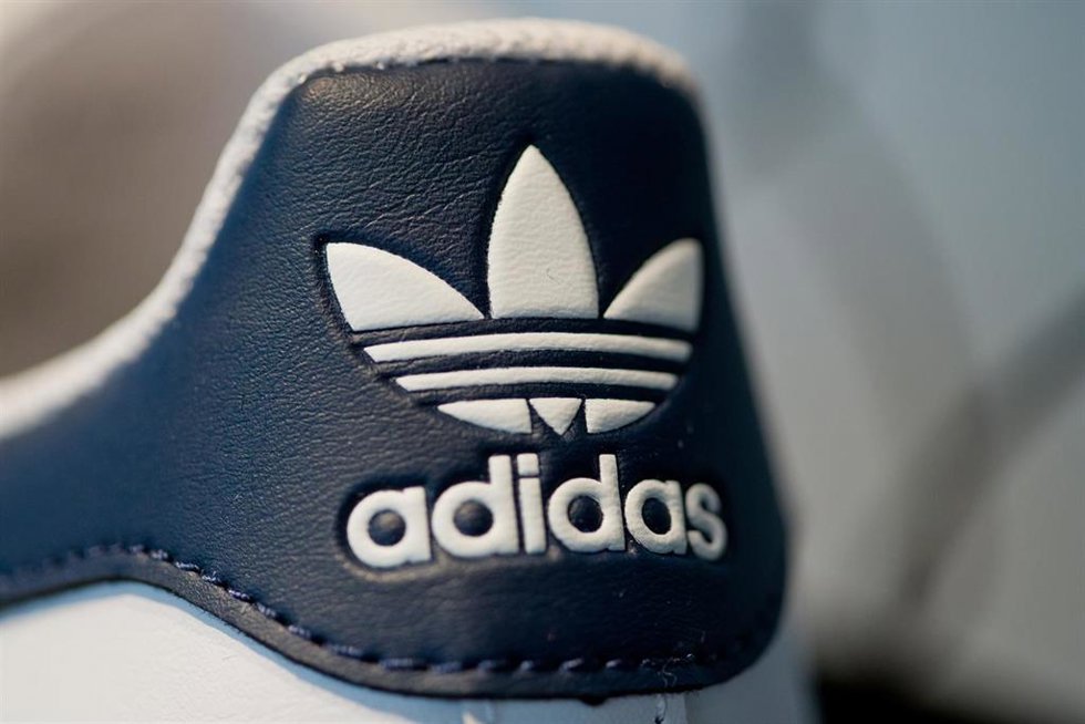 Archivo - FILED - 03 March 2016, Bavaria, Herzogenaurach: The logo of the sporting goods manufacturer Adidas on a shoe. After a better than expected second quarter, the sporting goods manufacturer Adidas has once again raised its forecast for the curren