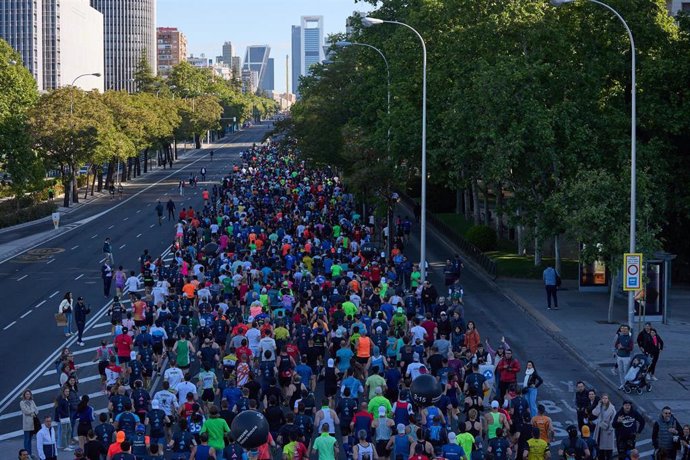 Archivo - Miles de personas participan en la maratón durante la 46ª edición del Zurich Rock 'N' Roll Running Series, a 28 de abril de 2024, en Madrid (España). 