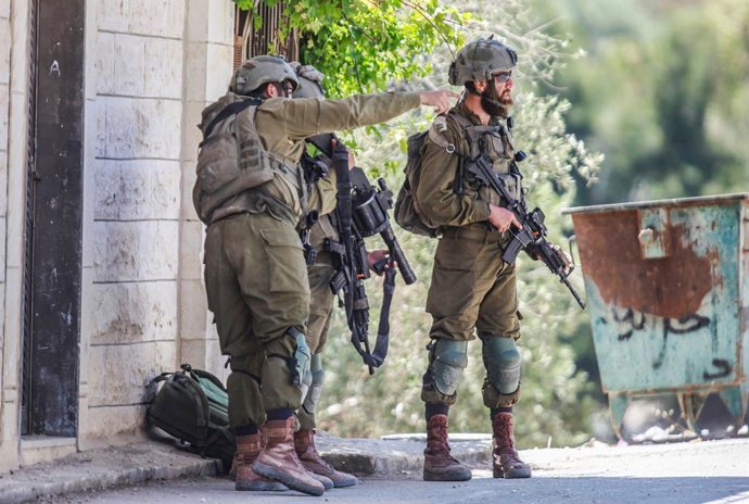 Archivo - Arquivo - 5 de junho de 2023, Nablus, Cisjordânia, Palestina: Soldados israelenses ficam em alerta em um ponto aleatório no vilarejo palestino de Burqa depois que os colonos judeus do assentamento de Homesh atacaram esse vilarejo, que está local