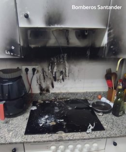 Trasladada una pareja al hospital por inahalación de humo tras quemarse la cocina de su piso en Santander