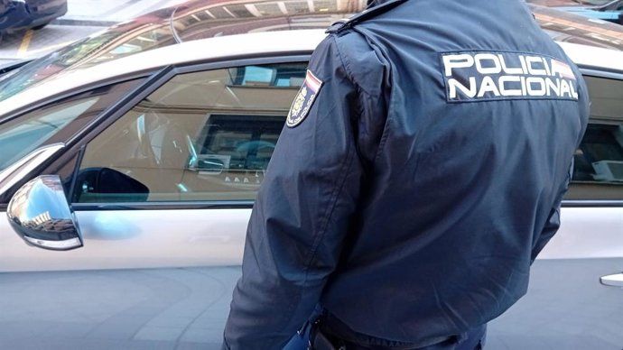 Preso em Valladolid enquanto roubava o interior de um carro em uma garagem.