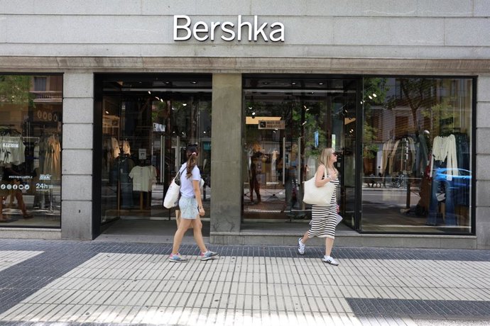 Archivo - Fachada de una tienda de Bershka, a 11 de septiembre de 2024, en Madrid (España). Inditex registró un beneficio neto de 2.768 millones de euros durante el primer semestre de su ejercicio fiscal 2024-2025 (entre el 1 de febrero y el 31 de julio