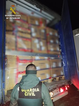 Agente de la Guardia Civil tras frustrar el robo de la mercancía de un camión estacionado en un área de servicio de la A-2 en Trijueque.