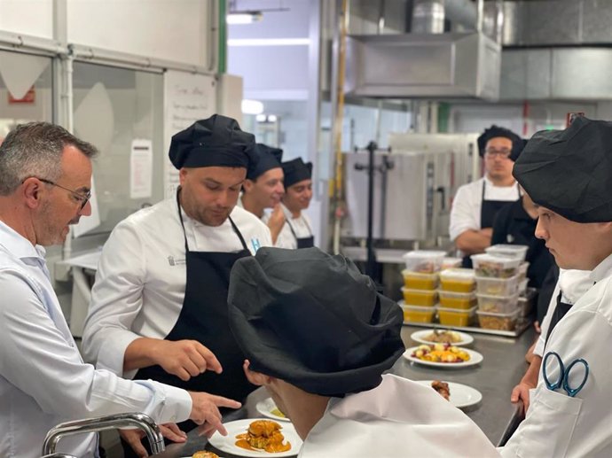 Varios alumnos realizan su formación en las cocinas de Hecansa