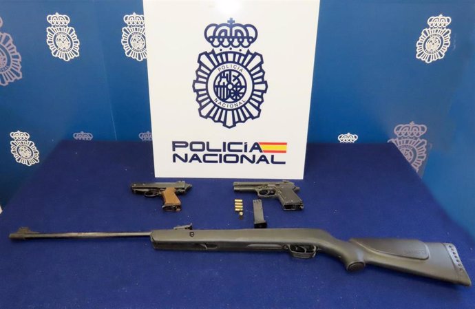 Armas de fuego intervendidas en el domicilio del agresor.