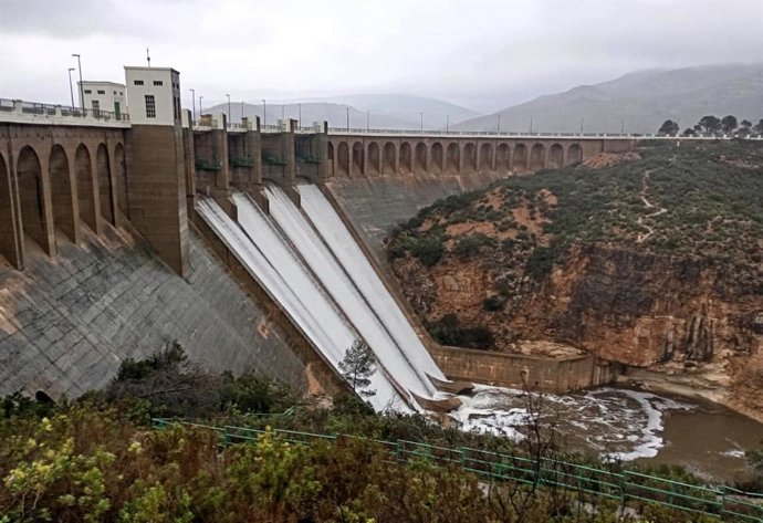 Comienza a verter por aliviaderos la presa de Forata y siguen desaguando Ulldecona, Regajo y Algar y Alcora