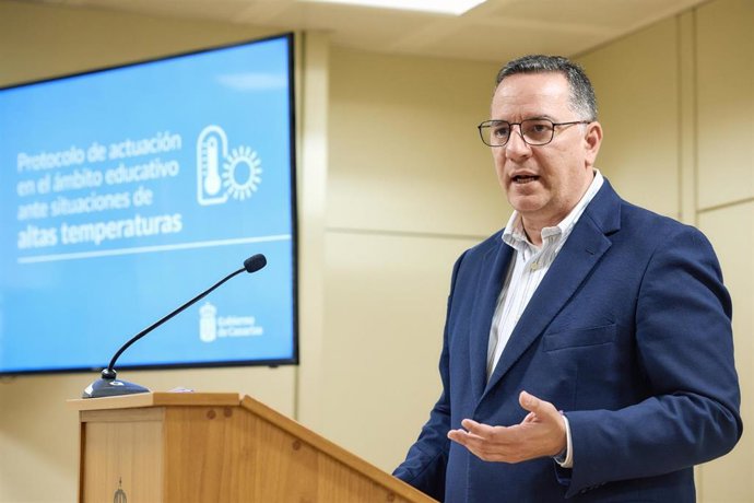 Archivo - El consejero de Educación del Gobierno de Canarias, Poli Suárez