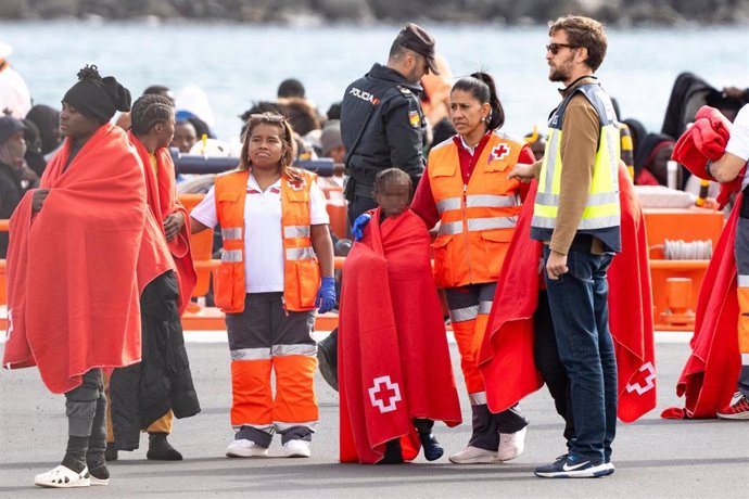 Archivo - Varios servicios de emergencia atienden a migrantes recién rescatados de un cayuco, en Puerto Naos, a 4 de enero de 2025, en Arrecife, Lanzarote,