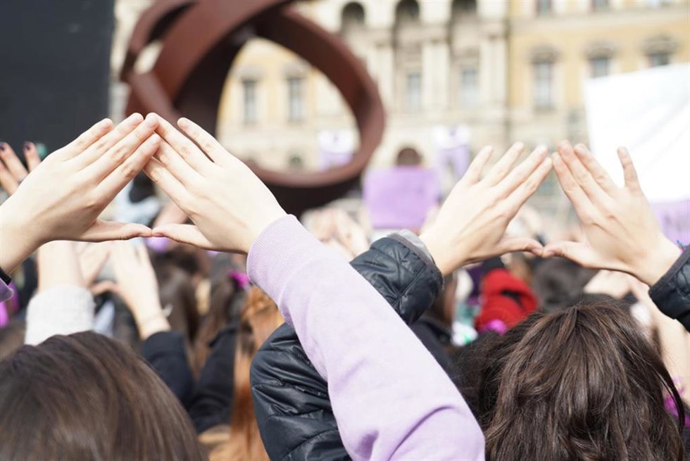 Archivo - Participantes en la manifestación del Día Internacional de la Mujer levantan las manos en Bilbao