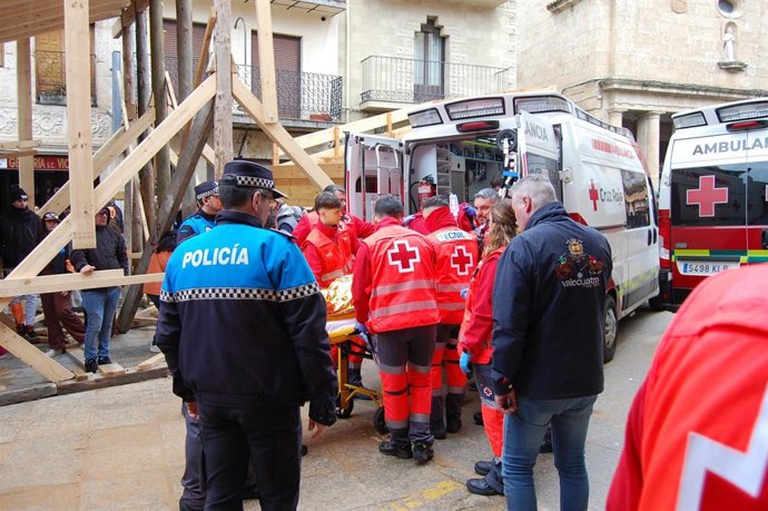 Cruz Roja traslada a un herido en el Carnaval del Toro de Ciudad Rodrigo (Salamanca).