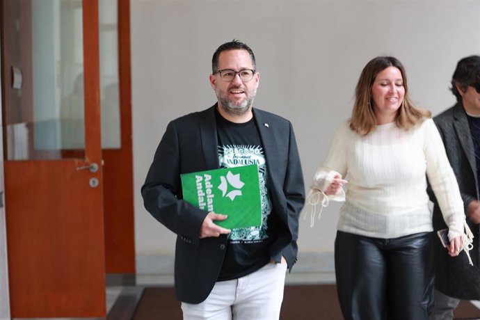 El portavoz parlamentario de Adelante Andalucía, José Ignacio García, de camino a una rueda de prensa en la Cámara autonómica