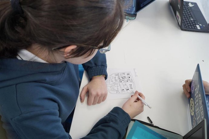 Archivo - Una estudiante del un colegio de Sevilla que participa en la liga de la ONCE para luchar contra la soledad no deseada.