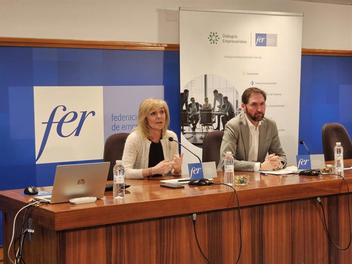 El secretario general de la Federación de Empresas de La Rioja (FER), Eduardo Fernández, junto a la responsable de Departamento de Formación, Maite Seoane