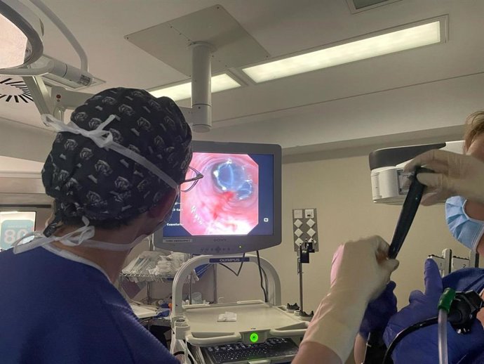 La doctora Beatriz Romero, neumóloga intervencionista del Hospital Quirónsalud Sagrado Corazón durante la cirtugía.