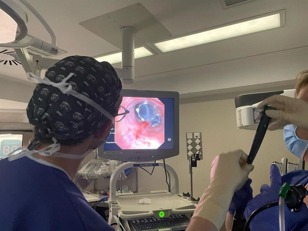 La doctora Beatriz Romero, neumóloga intervencionista del Hospital Quirónsalud Sagrado Corazón durante la cirtugía.