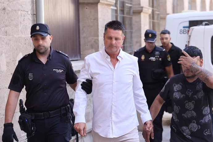 Archivo - El responsable del Medusa Beach tras ser detenido y puesto a disposición judicial. 