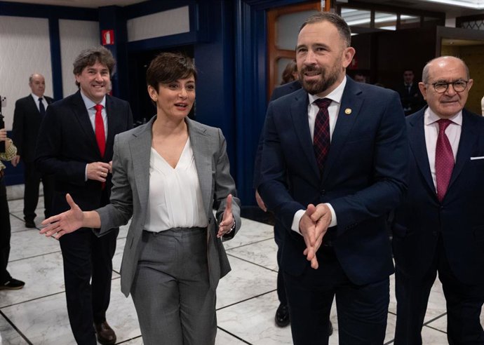 (I-D) El secretario general del PSE-EE, Eneko Andueza, la ministra de Vivienda y Agenda Urbana, Isabel Rodríguez,  y el consejero de Vivienda y Agenda Urbana del Gobierno Vasco, Denis Itxaso, durante un desayuno en Bilbao