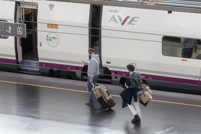 Archivo - Varios viajeros cogen un tren en la Estación Puerta de Atocha-Almudena Grandes, a 5 de diciembre de 2024, en Madrid (España). Renfe ha aumentado sus servicios de Alta Velocidad y Larga Distancia con más de 14.850 plazas de refuerzo, con trenes e