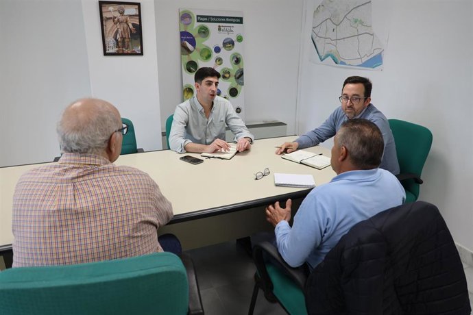 Representantes del Ayuntamiento de El Ejido y la empresa Athisa durante una reunión para coordinar las labores de control y prevención de mosquitos en El Ejido (Almería).