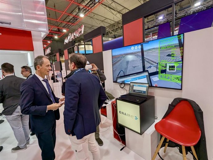 El presidente de Hispasat, Pedro Duque, visita el espacio de Enaire en el Mobile World Congress.