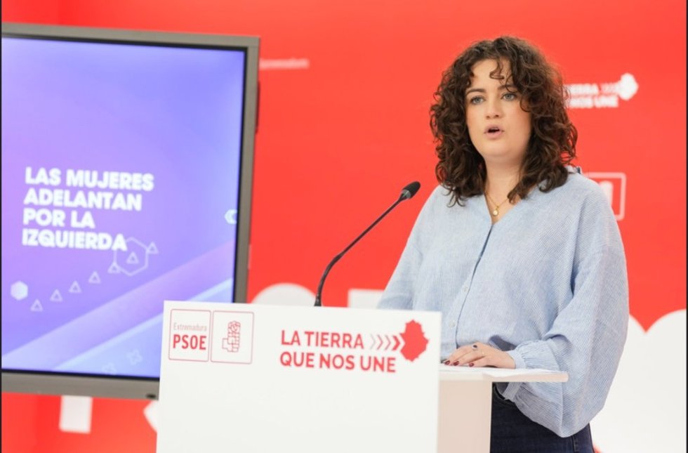 La secretaria de Igualdad del PSOE de Extremadura, Laura Sánchez Quintero, en rueda de prensa